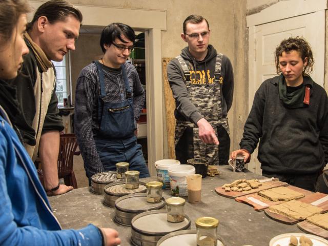 Experimente | Foto: Hendrik Silbermann (ARTWORKs) Workcamp-Teilnehmende experimentieren mit Lehm. | Foto: Hendrik Silbermann (ARTWORKs)