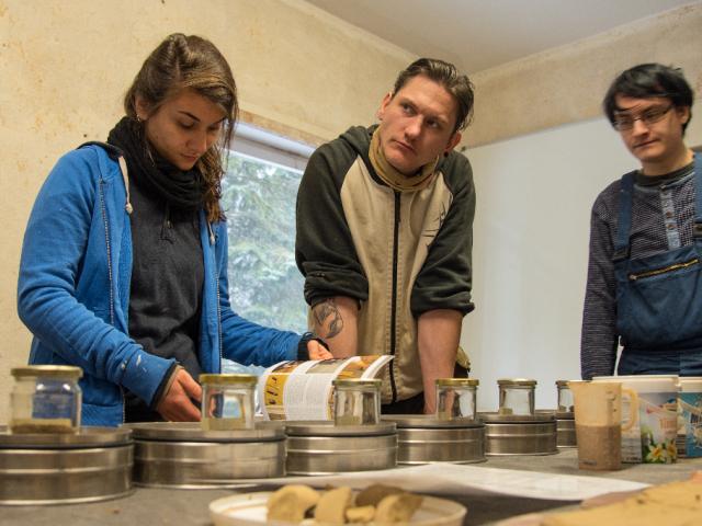 EIgenes Ausprobieren fördert das Verständnis zum Baustoff Lehm. | Foto: Hendrik Silbermann (ARTWORKs) Teilnehmende experimentieren mit Lehm. | Foto: Hendrik Silbermann (ARTWORKs)