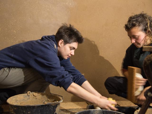 Lehmarbeiten | Foto: Hendrik Silbermann (ARTWORKs) Teilnehmende verputzen die Lehmwand. | Foto: Hendrik Silbermann (ARTWORKs)