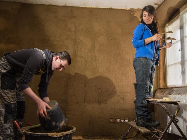 Lehmarbeiten | Foto: Hendrik Silbermann (ARTWORKs) Zwei Teilnehmende arbeiten im Raum. | Foto: Hendrik Silbermann (ARTWORKs)