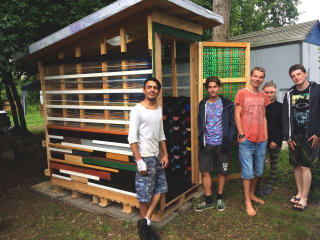 Die Teilnehmenden vor ihrer selbst gebauten Baukonstruktion. | Foto: Hendrik Silbermann (ARTWORKs) Die Teilnehmenden vor ihrer selbst gebauten Baukonstruktion. | Foto: Hendrik Silbermann (ARTWORKs)