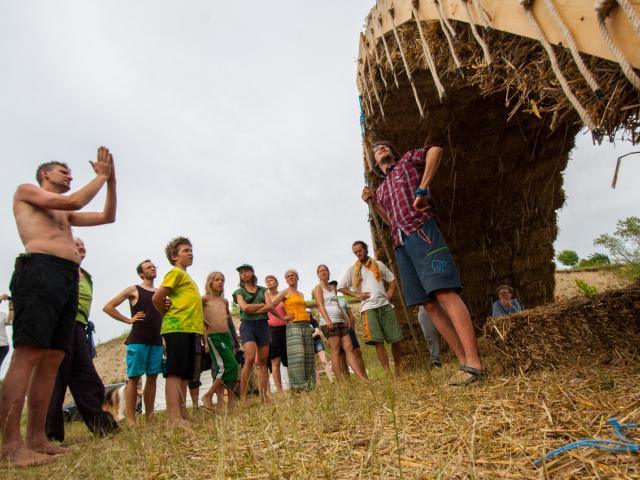 Alle sind zufrieden mit dem gemeinsamen Werk - Die Strohbrücke wurde fertiggestellt. | Foto: Hendrik Silbermann (ARTWORKs) Die Teilnehmenden beklatschen die fertige Strohbrücke.