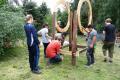 Workcamp-Teilnehmende beim Upcycling.