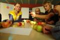 Workcamp-Teilnehmende bestimmen Apfelsorten
