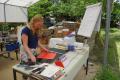 Workcamp-Teilnehmende beim Upcycling.