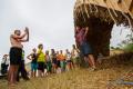 Die Teilnehmenden beklatschen die fertige Strohbrücke.